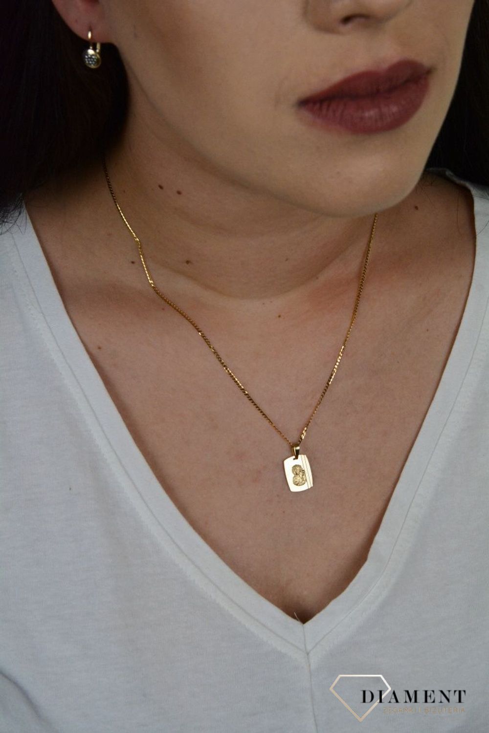 Złoty medalik z wizerunkiem Matki Boskiej Częstochowskiej. ZA 6062C.jpg